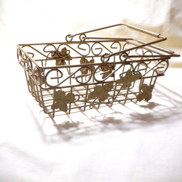 Brand New ~~~ Gold METAL with Leaf Trim BASKET / Handles ~~~ - Picture 1 of 1